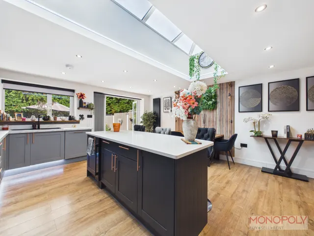 Camberley Drive, Wrexham, LL12, photo 3