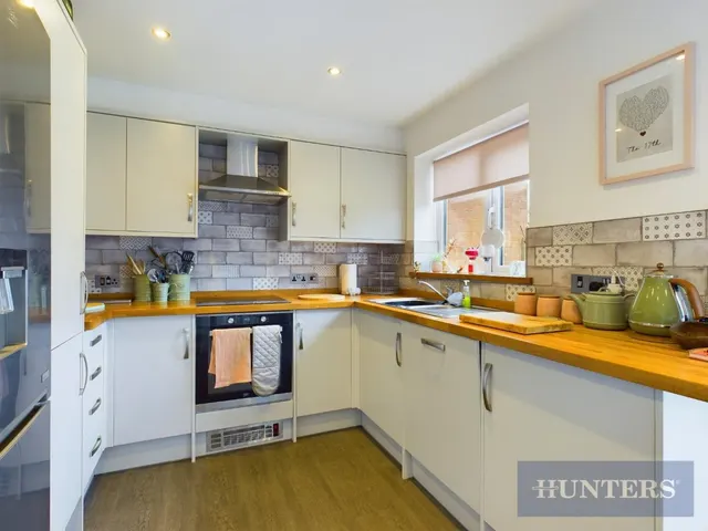 Shire Close, Eastfield, YO11, photo 2