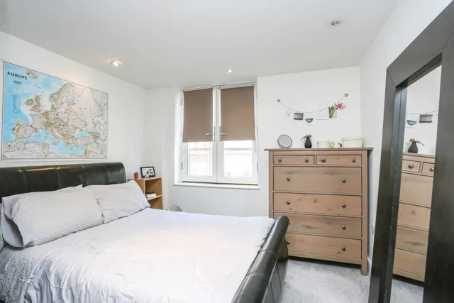 Photo 3 — Bromells Road, Clapham Common, SW4 0BG