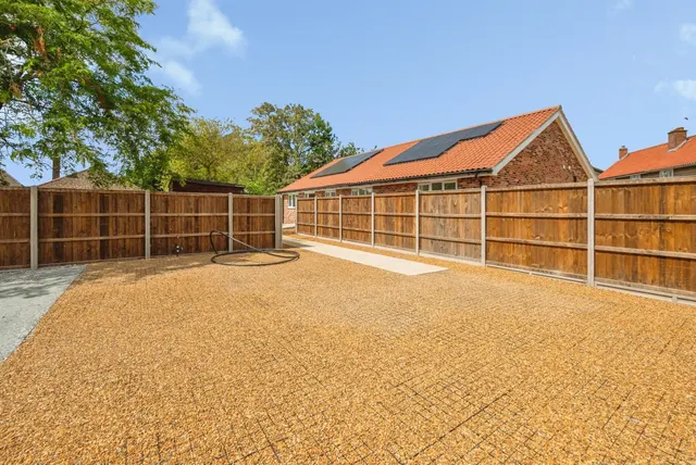 Sutton Crescent, Freethorpe, NR13, photo 2
