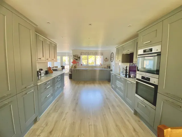 Shaftesbury Avenue, March, PE15, photo 2