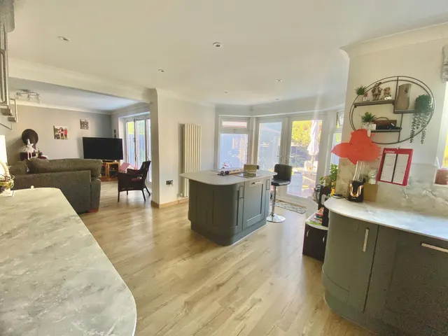 Shaftesbury Avenue, March, PE15, photo 3