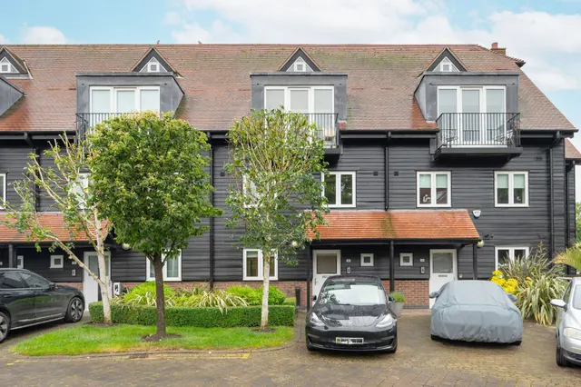 2 Tallow Road, Brentford, photo 1