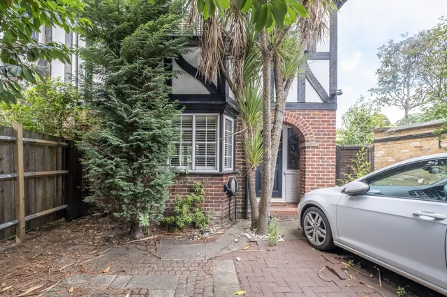 Upper Richmond Road, LONDON, SW15, photo 1