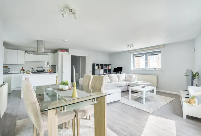Streatham High Road, London, SW16 3NQ, photo 1