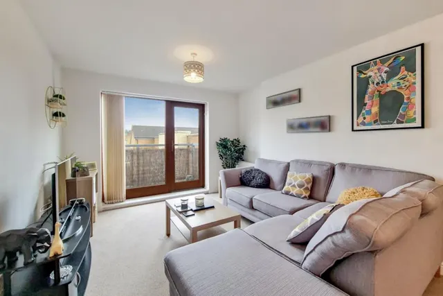 Cambria Court, DA9, photo 1