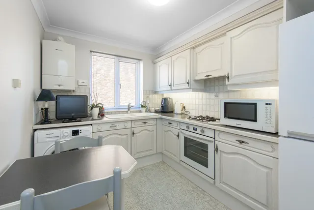 Photo 3 — 2 Copper Beech Court, 1035 High Road, London