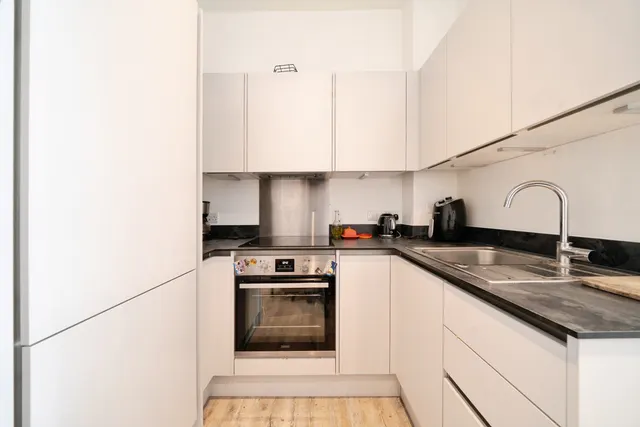 London Road, Staines-Upon-Thames, TW18, photo 2