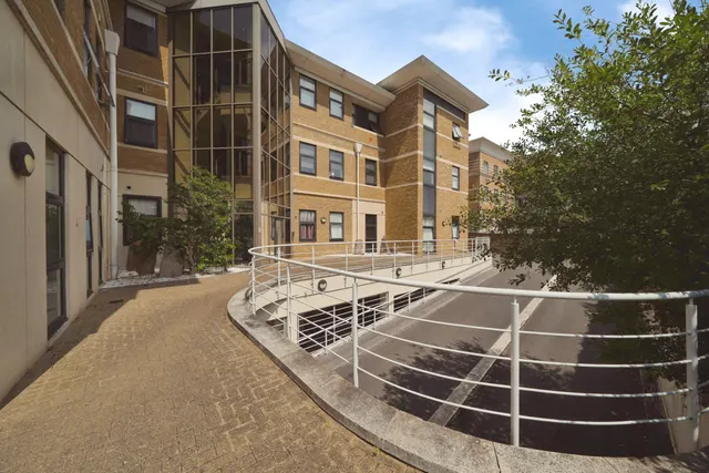 London Road, Staines-Upon-Thames, TW18, photo 1