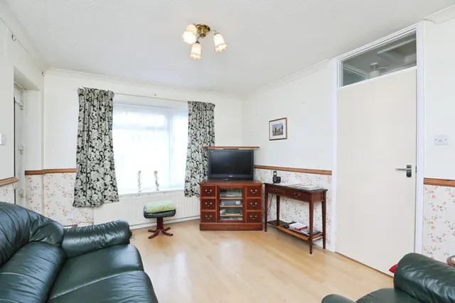 Photo 3 — Walnut Tree Drive, Sittingbourne, ME10