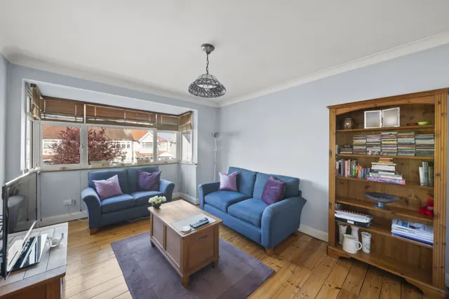 Kings Avenue, Greenford, UB6, photo 1