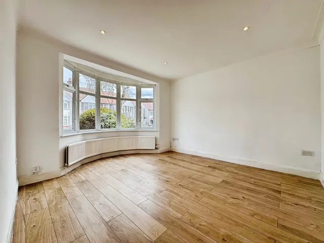 Fairfield Crescent, Edgware, HA8, photo 3