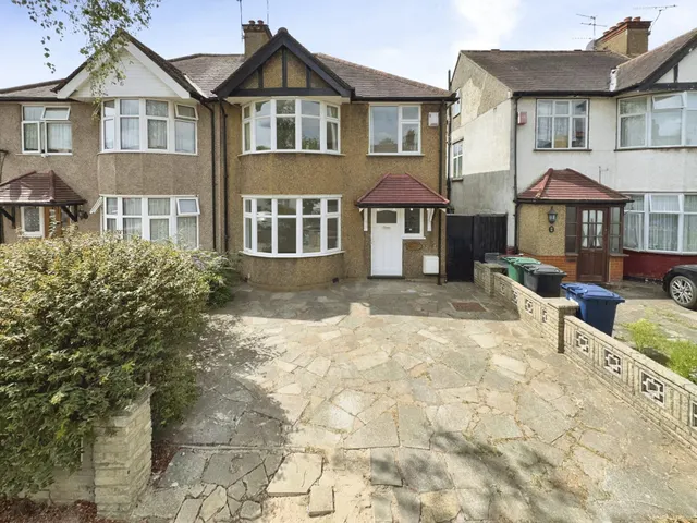 Fairfield Crescent, Edgware, HA8, photo 1
