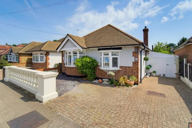 Penton Avenue, Staines-upon-Thames, photo 1