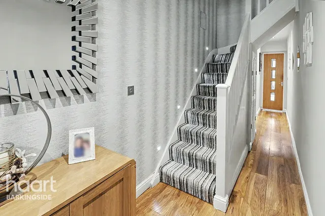 Wensleydale Avenue, Clayhall, IG5, photo 3