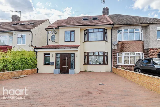 Wensleydale Avenue, Clayhall, IG5, photo 1