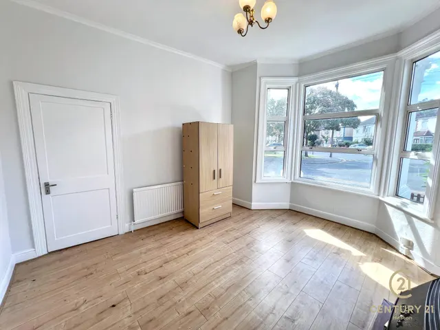 Maswell Park Crescent, Hounslow, TW3, photo 3