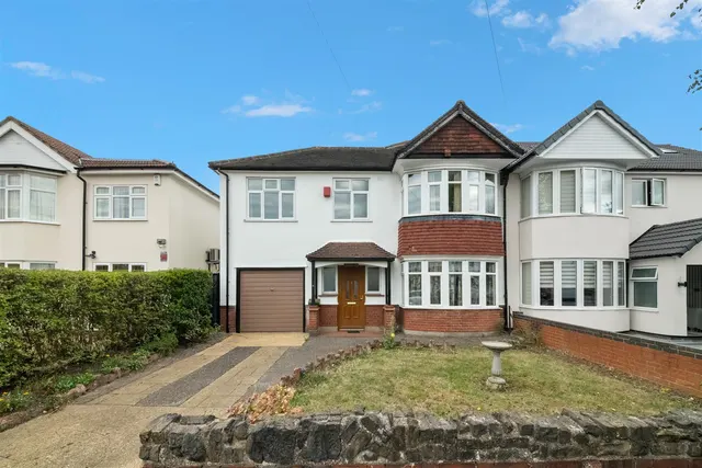 Cranborne Avenue, Norwood Green, photo 1