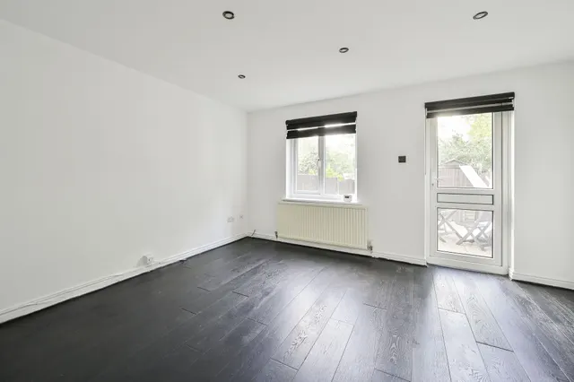 61 Jade Close, London, photo 1