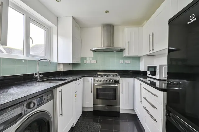 Photo 2 — 61 Jade Close, London