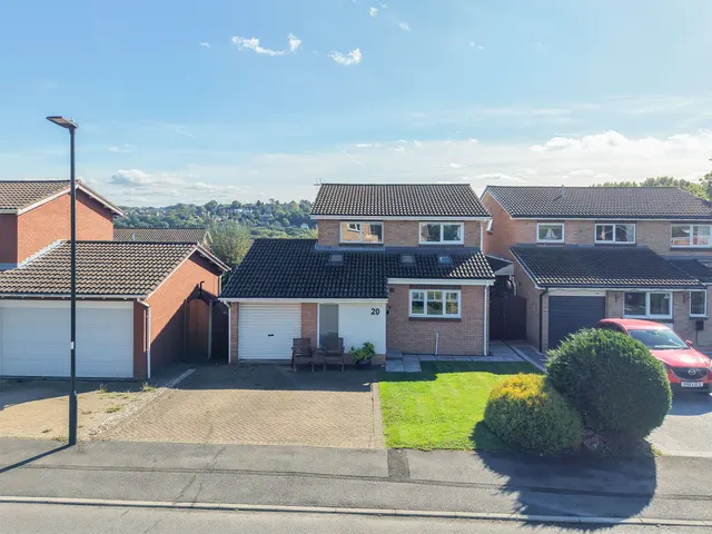 4 bedroom house, Wyvern Gardens, Sheffield, S17