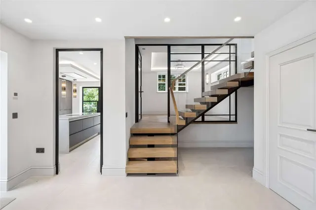 Photo 2 — Haywards Close, Henley-on-Thames, Oxfordshire, RG9 1UY