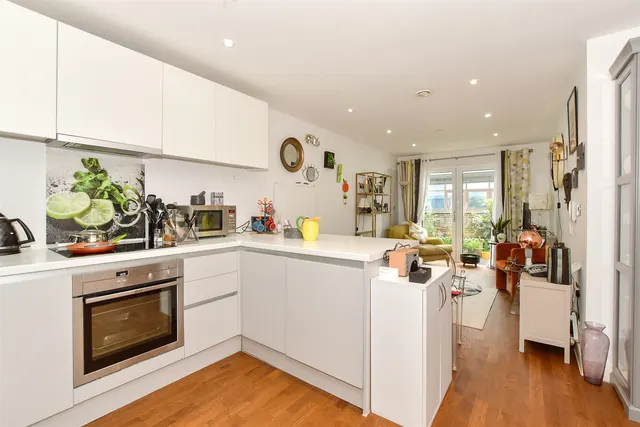 Chart Way, Horsham, RH12, photo 3