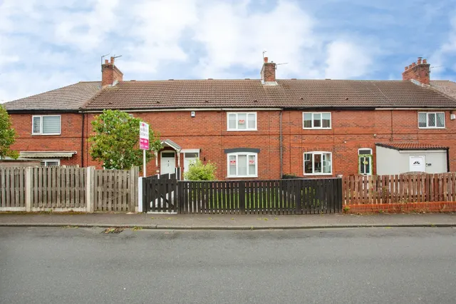 3 bedroom house — Newstead Drive, Fitzwilliam, Pontefract