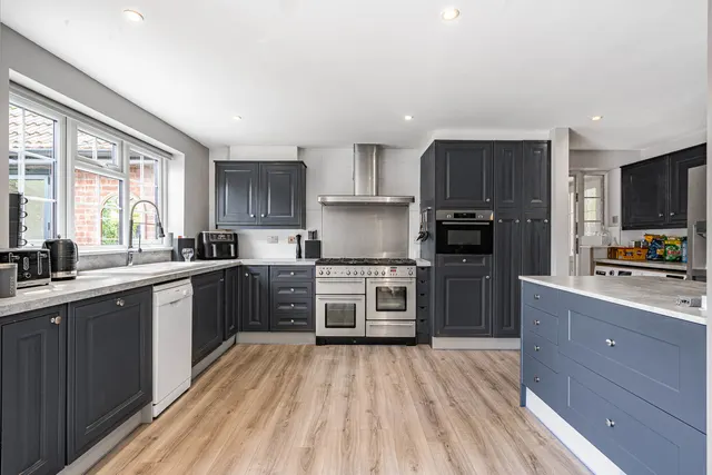East Gardens, Woking, GU22, photo 3