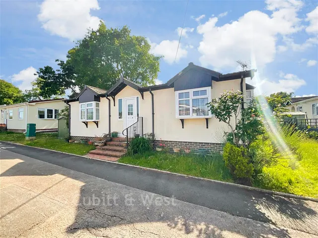 Chestnut Drive, Broadway Park, GU31, photo 1