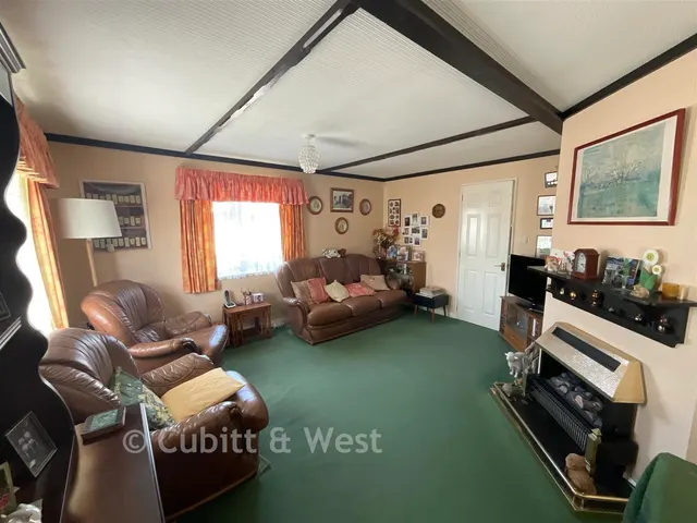 Chestnut Drive, Broadway Park, GU31, photo 2