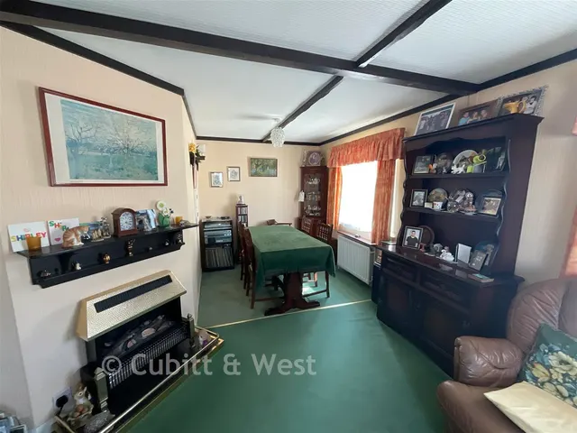 Chestnut Drive, Broadway Park, GU31, photo 3