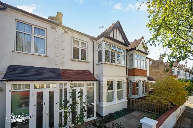 Woodstock Avenue, London, photo 1