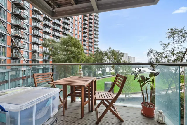Fairmont Avenue, E14, photo 2