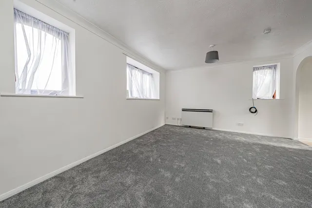 Photo 2 — Studio flat for sale in Bullrush Grove, Uxbridge
