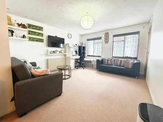 Hawthorne Crescent, West Drayton, UB7, photo 2