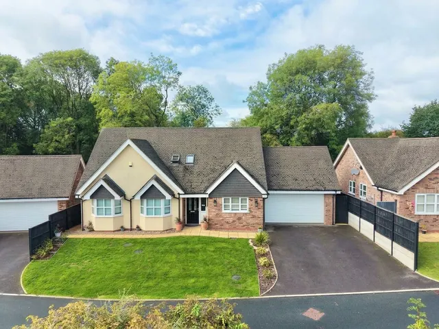Dean Brook Drive, Bignall End, ST7, photo 1