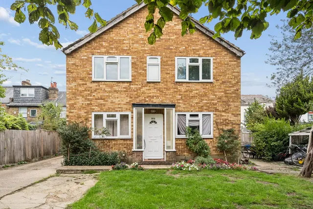 High Street, Northwood, HA6, photo 1