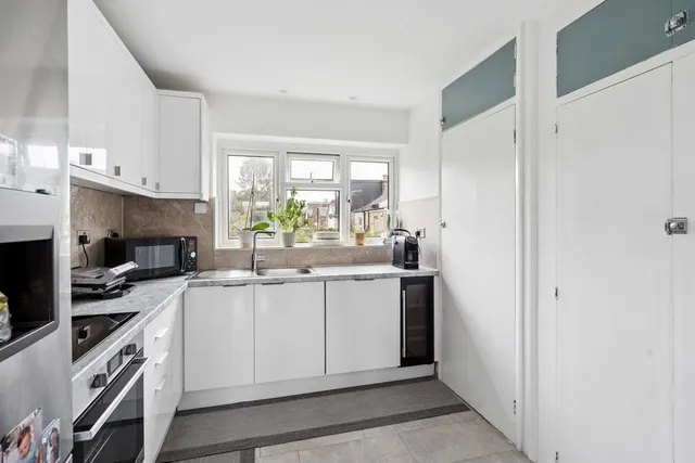 High Street, Northwood, HA6, photo 2