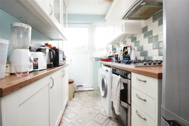 Photo 3 — Ilchester Road, Dagenham, RM8