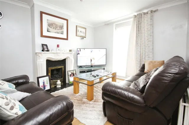 Photo 2 — Ilchester Road, Dagenham, RM8