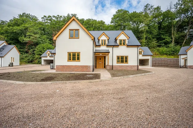 Forge Row, Gilwern, photo 1