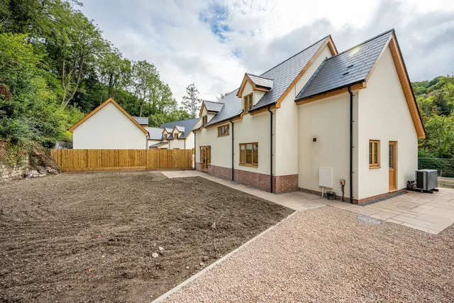 Forge Row, Gilwern, photo 2