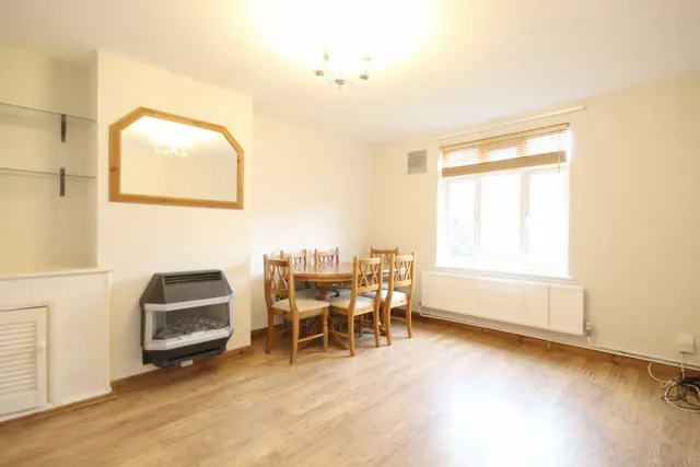 Townholm Crescent, W7, photo 2