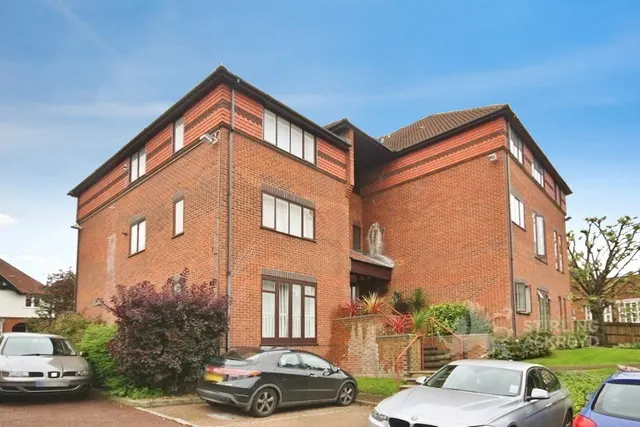Farnham Road, Guildford, GU2, photo 1