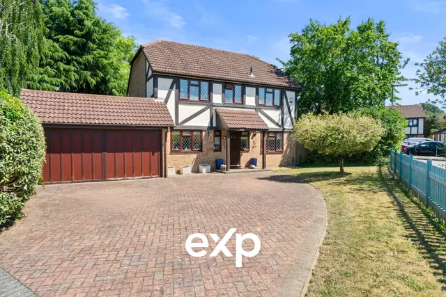 Ambleside Way, Egham, TW20, photo 1