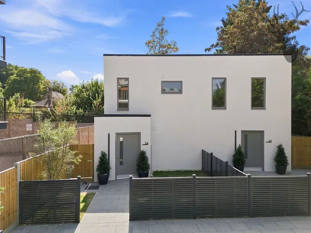 High Road, Chigwell, IG7, photo 1