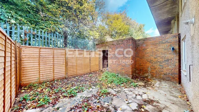 Community Road, Greenford, UB6, photo 1