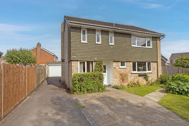Photo 3 — Hemsdale, Cranbrook Drive, Maidenhead, Berkshire