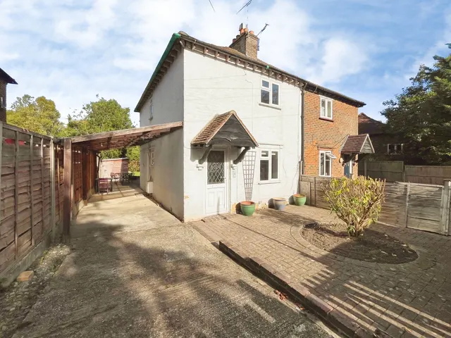 Potters Gate, Farnham, Surrey, GU9 7BA, photo 1